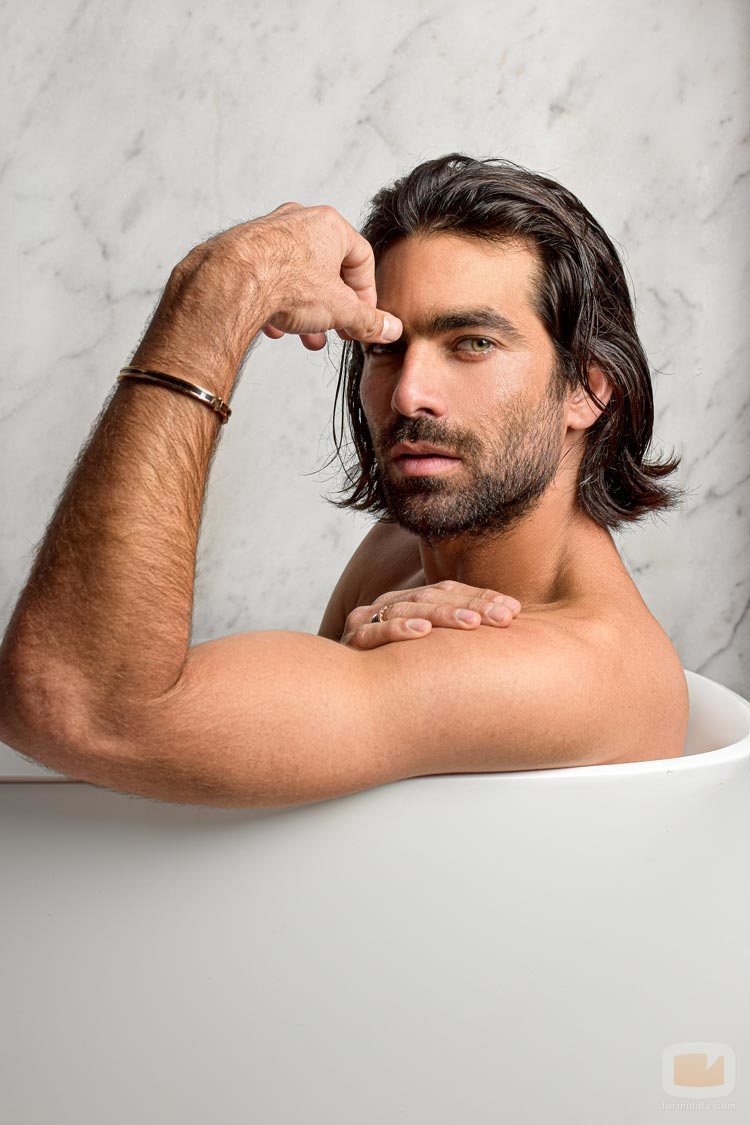 Rubén Cortada posa en una bañera para Madmenmag