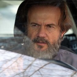 Tristán Ulloa como Ángel dentro de un coche 'La caza. Tramuntana'