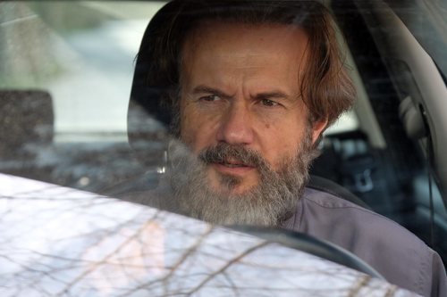 Tristán Ulloa como Ángel dentro de un coche 'La caza. Tramuntana'