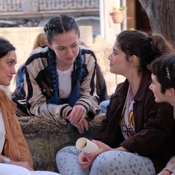Sara Campos (Megan Montaner) habla con un grupo de jóvenes en 'La caza.Tramuntana'