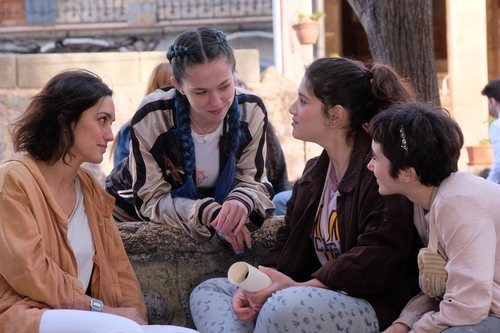 Sara Campos (Megan Montaner) habla con un grupo de jóvenes en 'La caza.Tramuntana'