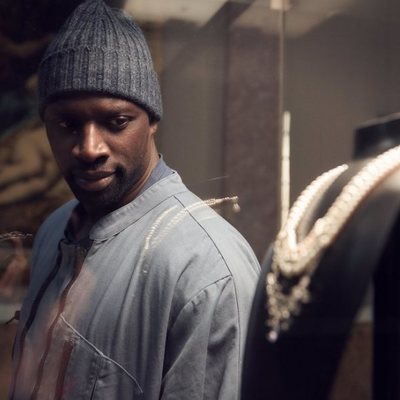 Omar Sy mira un escaparate con joyas en 'Lupin'