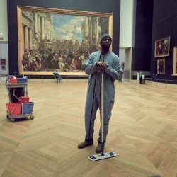 Assane Diop (Omar Sy) limpiando el Louvre en 'Lupin'
