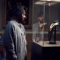 Omar Sy observa atentamente unas joyas en 'Lupin'