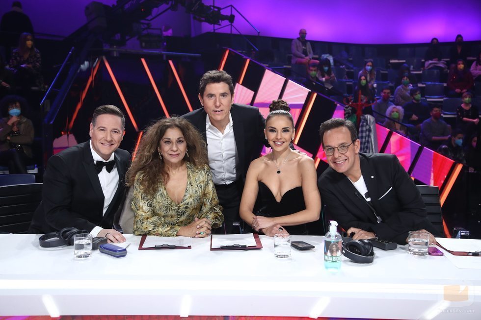 Manel Fuentes junto al jurado en la final de 'Tu cara me suena 8'