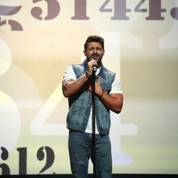 Jorge González, caracterizado como Antonio Orozco en la final de 'Tu cara me suena 8'