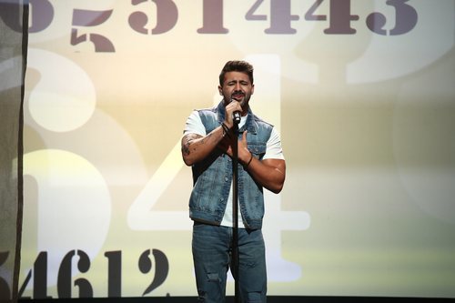 Jorge González, caracterizado como Antonio Orozco en la final de 'Tu cara me suena 8'