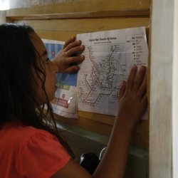 Öykü mira un mapa del metro en 'Mi hija'