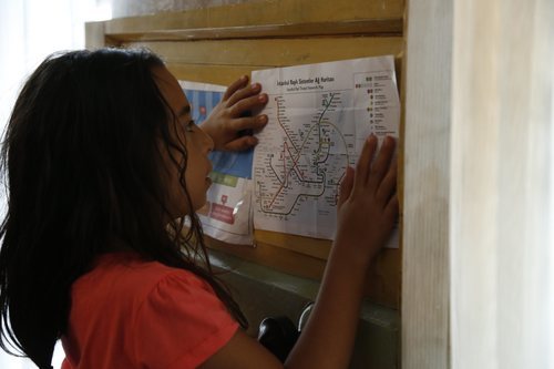 Öykü mira un mapa del metro en 'Mi hija'