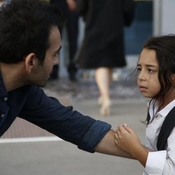 Demir sujeta del brazo a Öykü en 'Mi hija'