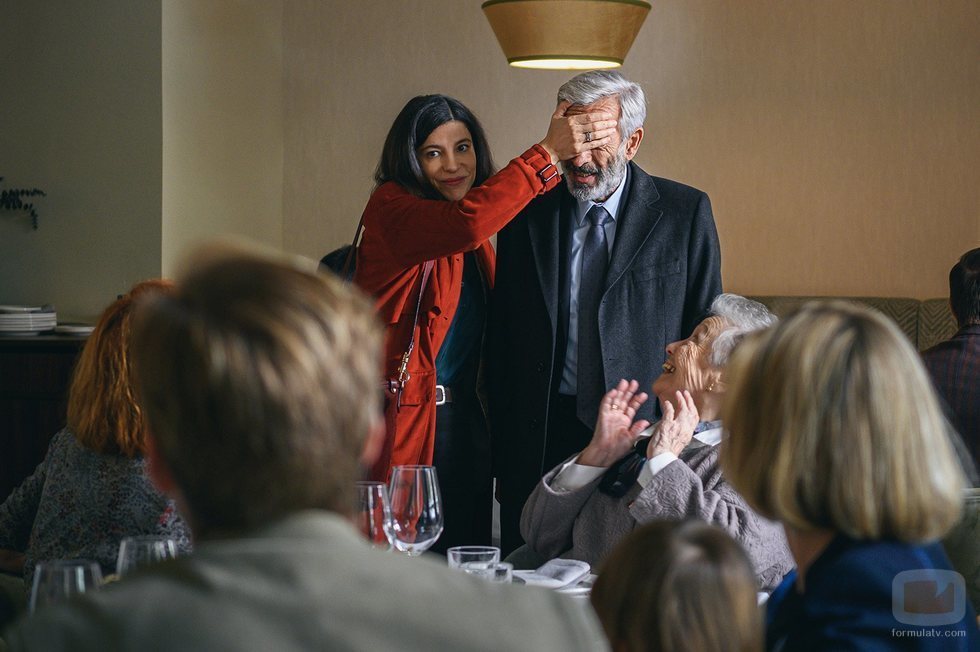La fiesta sorpresa de Antonio (Imanol Arias) en el 21x01 de 'Cuéntame'