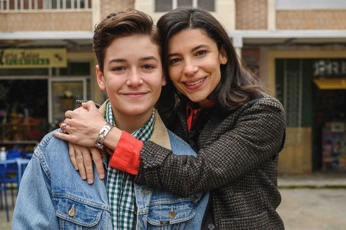 Javier Lorenzo e Irene Visedo en la temporada 21 de 'Cuéntame'