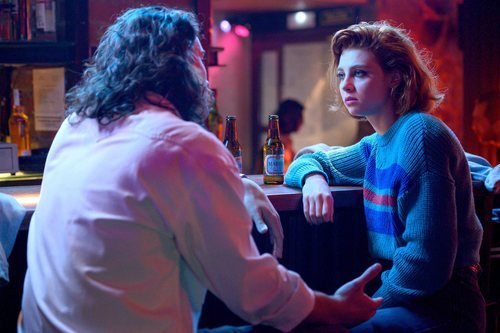 María (Carmen Climent) junto a su novio en 'Cuéntame'