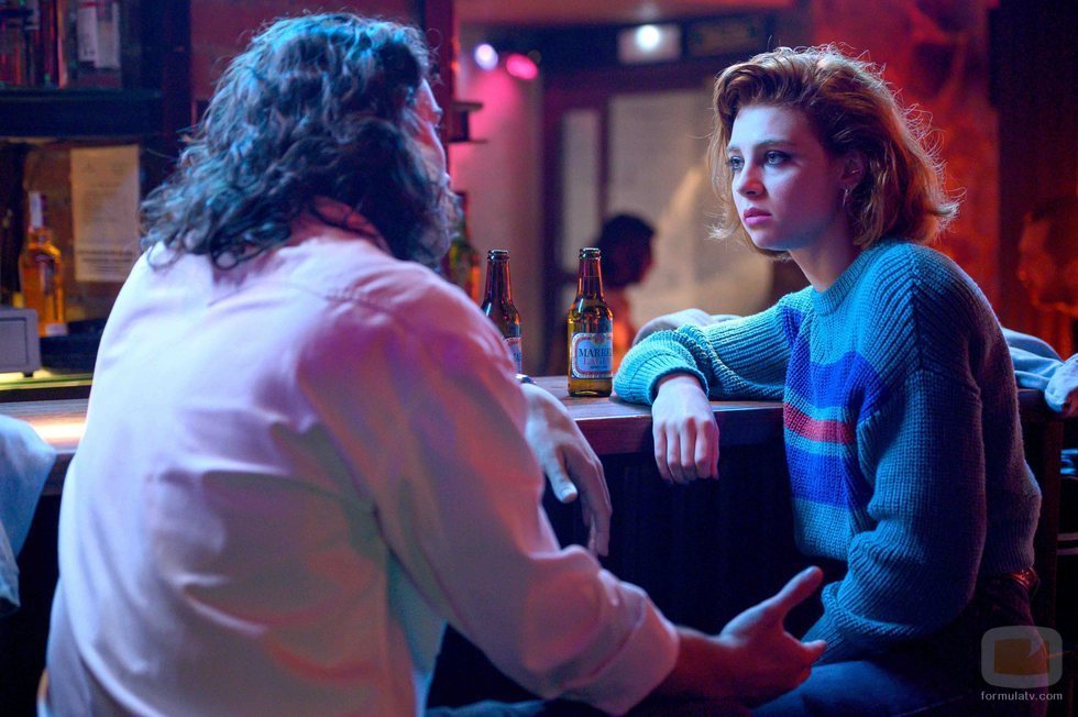 María (Carmen Climent) junto a su novio en 'Cuéntame'