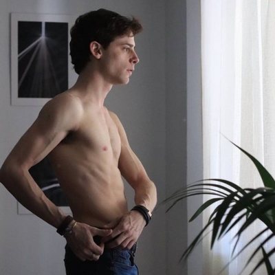 El actor Óscar Sinela posa sin camiseta