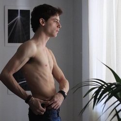 El actor Óscar Sinela posa sin camiseta