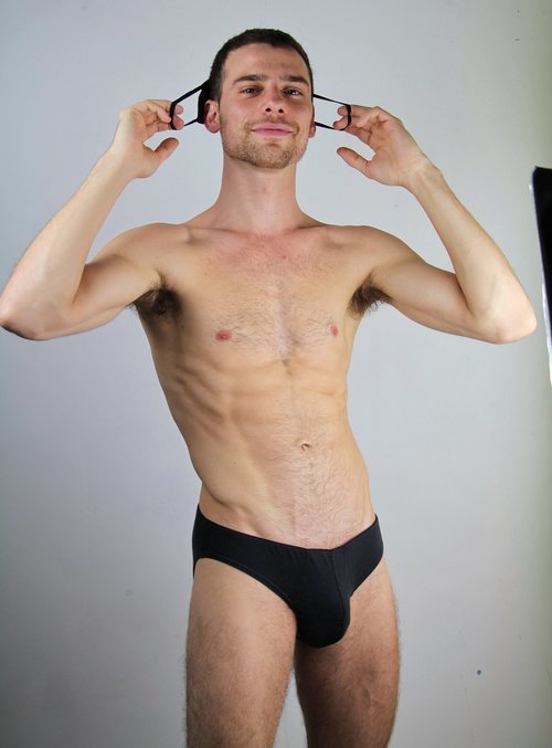 Óscar Sinela luce cuerpo en calzoncillos