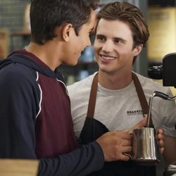 Víctor y Benji en la temporada 1 de 'Con amor, Víctor'