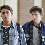 Michael Cimino y Anthony Turpel en la temporada 1 de 'Con amor, Víctor'