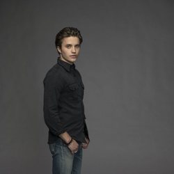 George Sear como Benji en 'Con amor, Víctor'