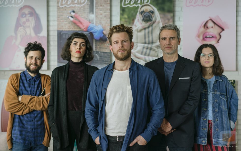 Álvaro Cervantes junto al reparto de "Loco por ella"