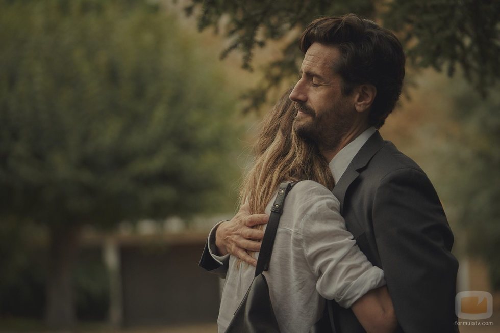 Irene Arcos y Juan Diego Botto se abrazan en 'Todos mienten'
