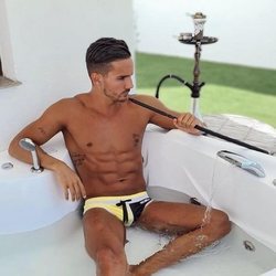 Manuel González en bañador con una cachimba