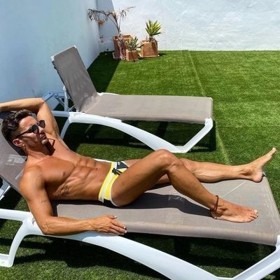 Manuel González tomando el sol en bañador