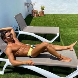 Manuel González tomando el sol en bañador