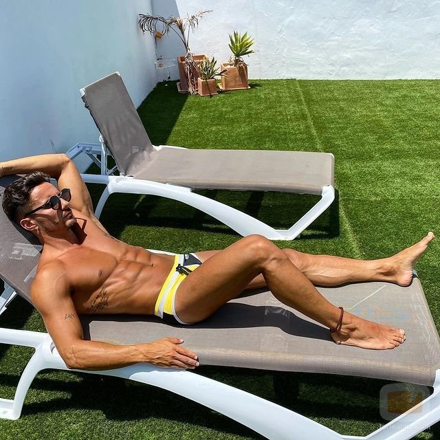 Manuel González tomando el sol en bañador