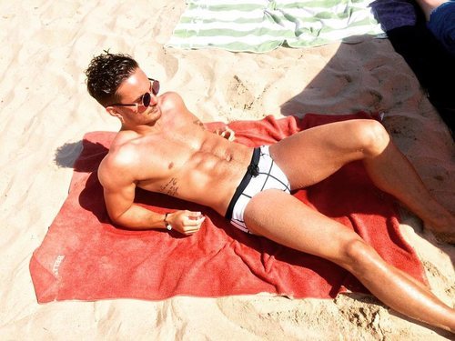 Manuel González tumbado en la playa