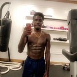 Caleb McLaughlin posa sin camiseta