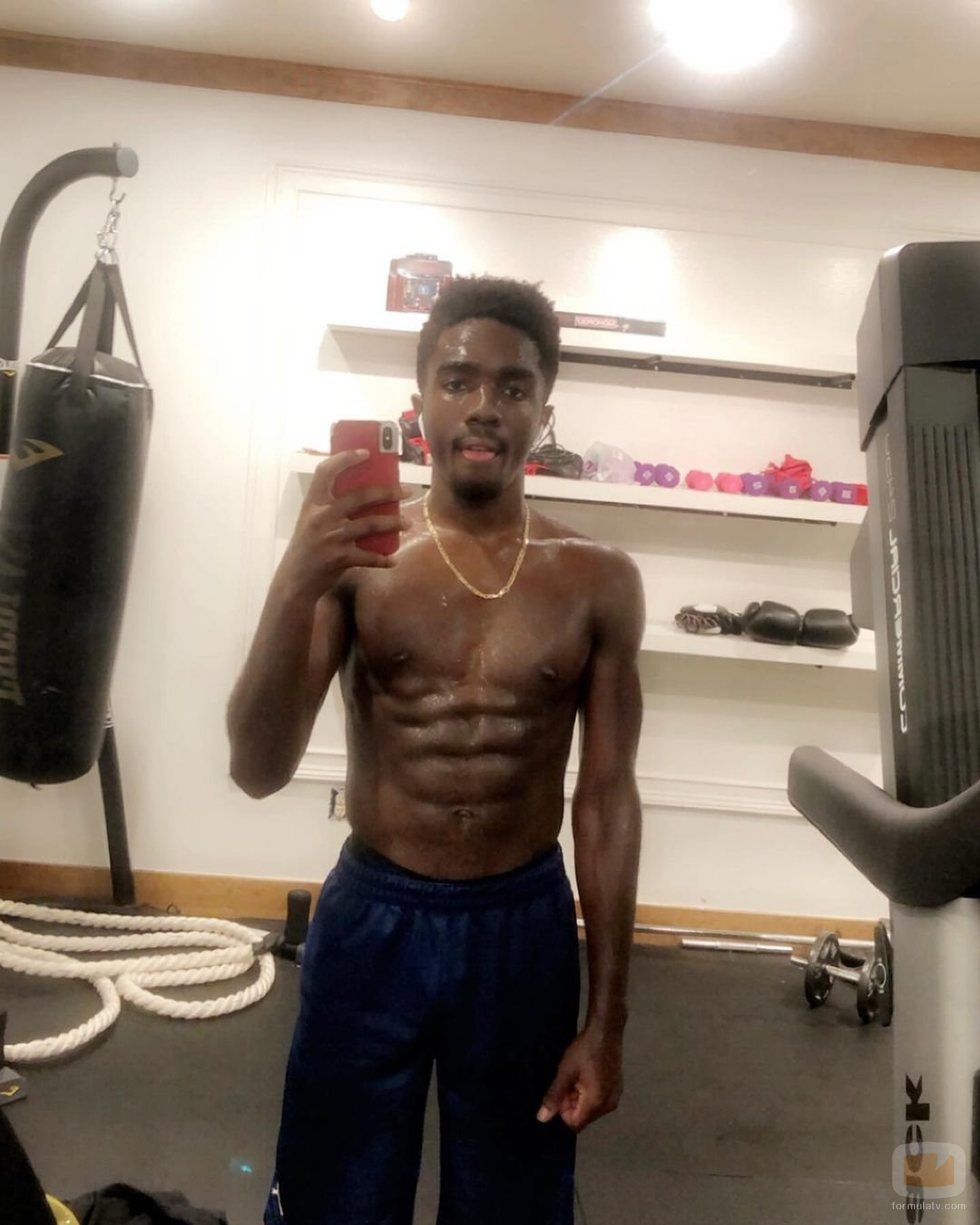 Caleb McLaughlin posa sin camiseta