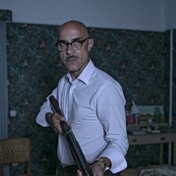 Darío carga con una escopeta en 'El Internado: Las Cumbres'
