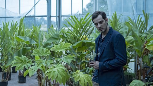 Joel Bosqued sostiene una planta en 'El Internado: Las Cumbres'