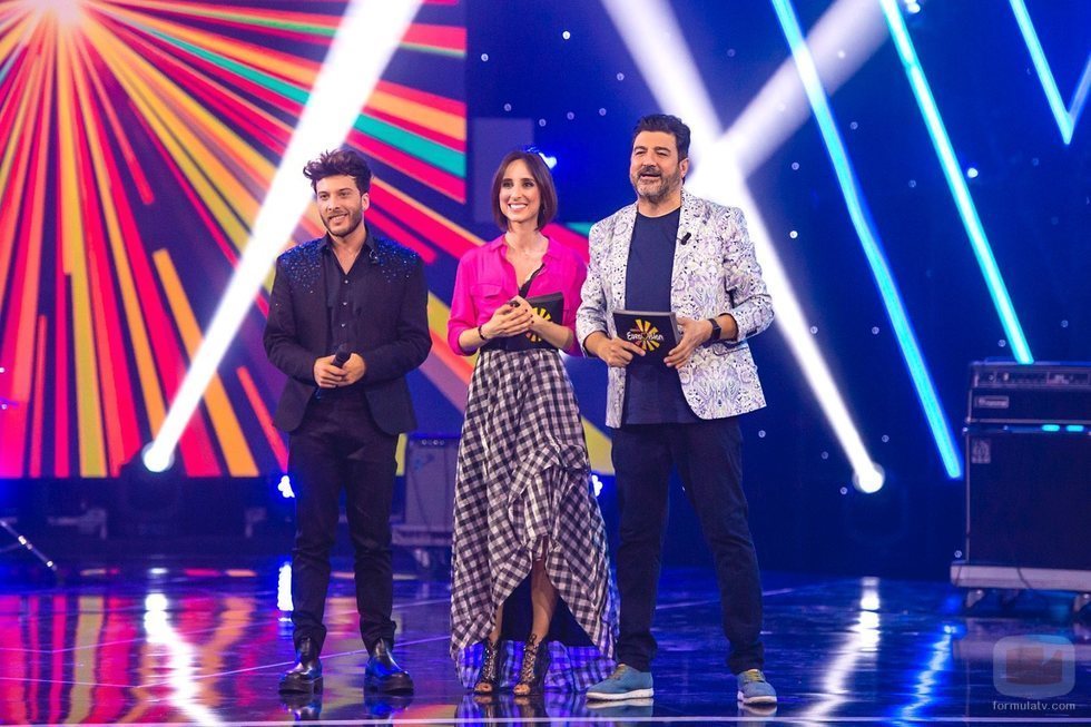 Blas Cantó con los presentadores de 'Destino Eurovisión'
