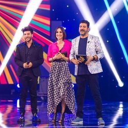 Blas Cantó con los presentadores de 'Destino Eurovisión'