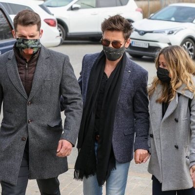 Manu Tenorio, Javián y Verónica Romero asisten al funeral de Àlex Casademunt