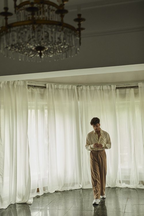 Estilismo de Blas Cantó en el videoclip de "Voy a quedarme"