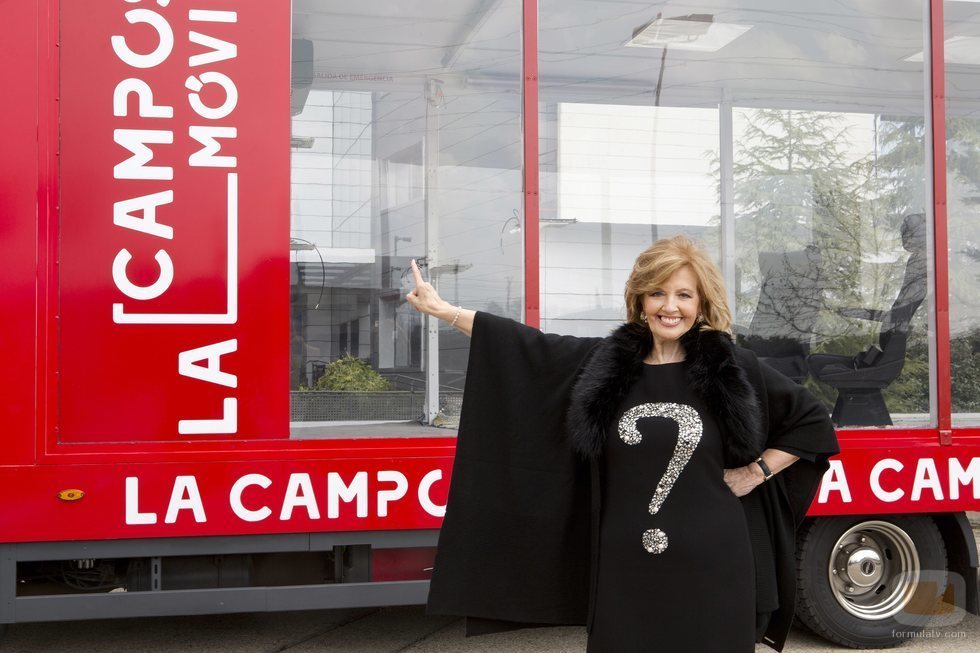 María Teresa Campos junto al camión de 'La Campos Móvil'
