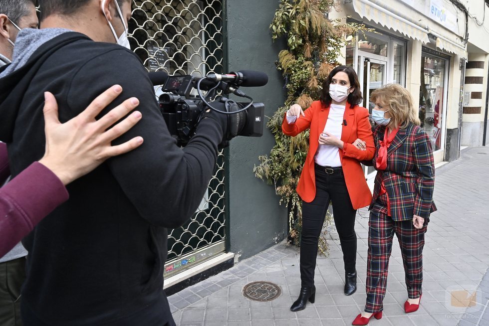 Isabel Díaz Ayuso junto a María Teresa Campos en la primera entrega de 'La Campos Móvil'