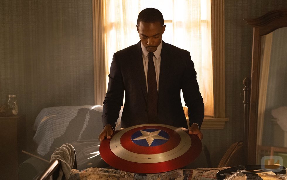 Anthony Mackie con el escudo del Capitán América en 'Falcon y el Soldado de Invierno'