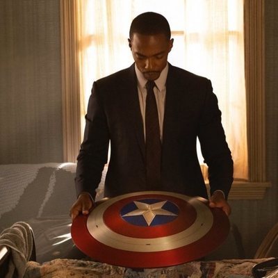 Anthony Mackie con el escudo del Capitán América en 'Falcon y el Soldado de Invierno'