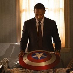 Anthony Mackie con el escudo del Capitán América en 'Falcon y el Soldado de Invierno'