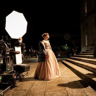 Aura Garrido y Jean Reno en el rodaje de 'Un asunto privado'