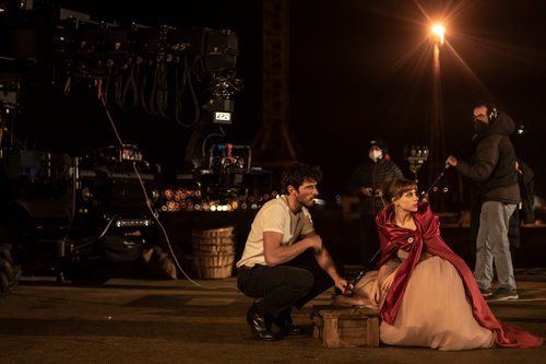 Andrés Velencoso y Aura Garrido en el rodaje de 'Un asunto privado'