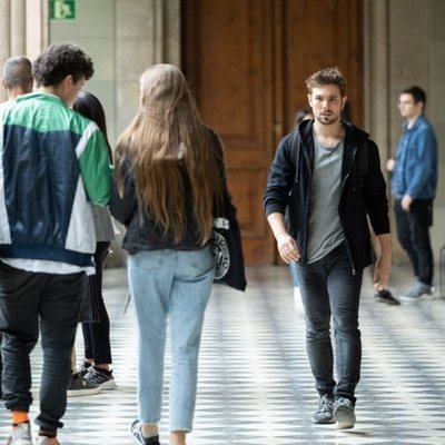 Pol Rubio en los pasillos de la universidad en el 2x02 de 'Merlí: Sapere Aude'