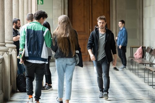 Pol Rubio en los pasillos de la universidad en el 2x02 de 'Merlí: Sapere Aude'
