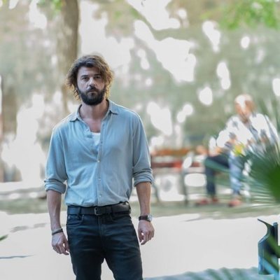 Axel mira al frente en el 2x02 de 'Merlí: Sapere Aude'