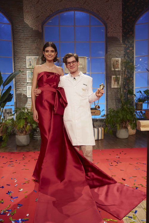 Ancor posa con la modelo que porta su diseño ganador en 'Maestros de la costura 4'